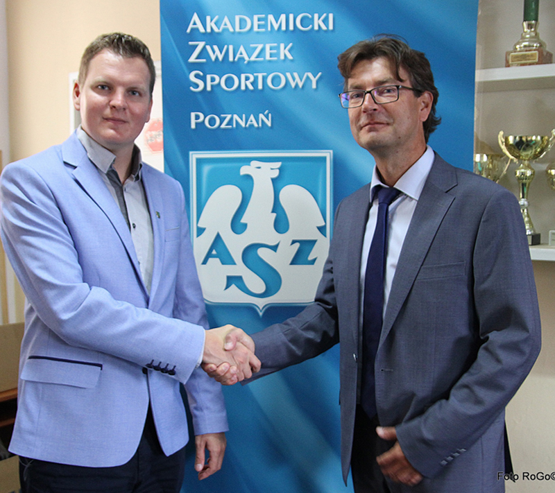 Dyrektor sportowy klubu Łukasz Zarzycki i redaktor naczelny „Naszego Głosu Poznańskiego” podpisali umowę o współpracy na kolejny sezon.