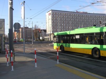 Z Kaponiery do osiedla Kopernika można dojechać autobusami linii: 63 i 69. Tramwaje linii: 13 i 15 „zbliżają” się do tego osiedla na odległość… pół kilometra.