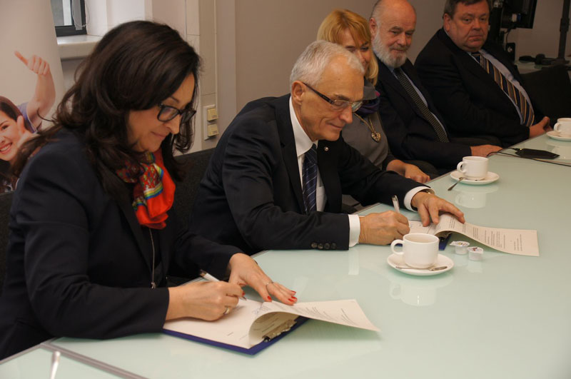 Na zdjęciu prof. Jerzy Smorawiński, rektor AWF w Poznaniu i Jolanta Musielak, członek zarządu ds. personalnych VW Poznań.