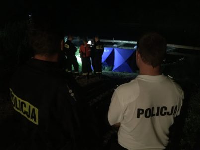 Funkcjonariusze policji przy ciele wyłowionym z Warty w Czerwonaku. Fot. Andrzej Borowiak, rzecznik prasowy policji - twitter).