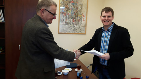 Radny Łukasz Zarzycki podpisuje z Jarosławem Kłosińskim - dyrektorem Szkoły Podstawowej w Koziegłowach porozumienie o utworzeniu koszykarskiej klasy sportowej.