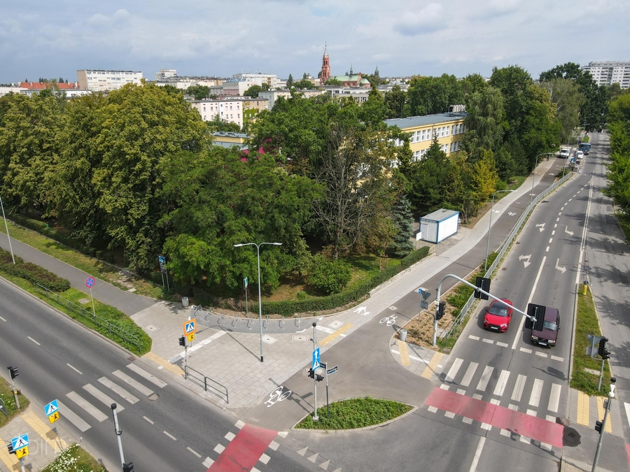 Ulica Dmowskiego zyskuje wygodną infrastrukturę rowerową