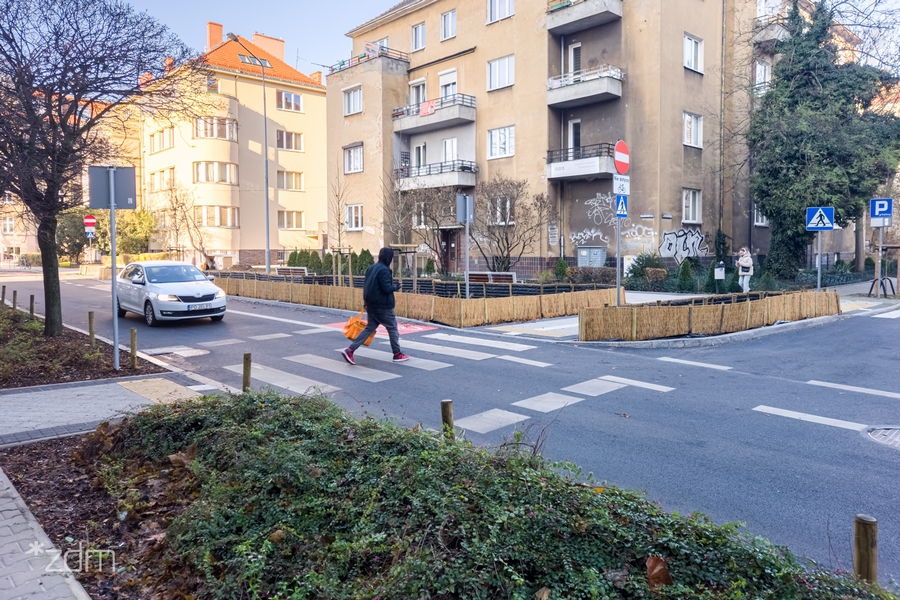 szeroka przestrzeń jezdni u zbiegu ulic Sienkiewicza i Gajowej została odbrukowana