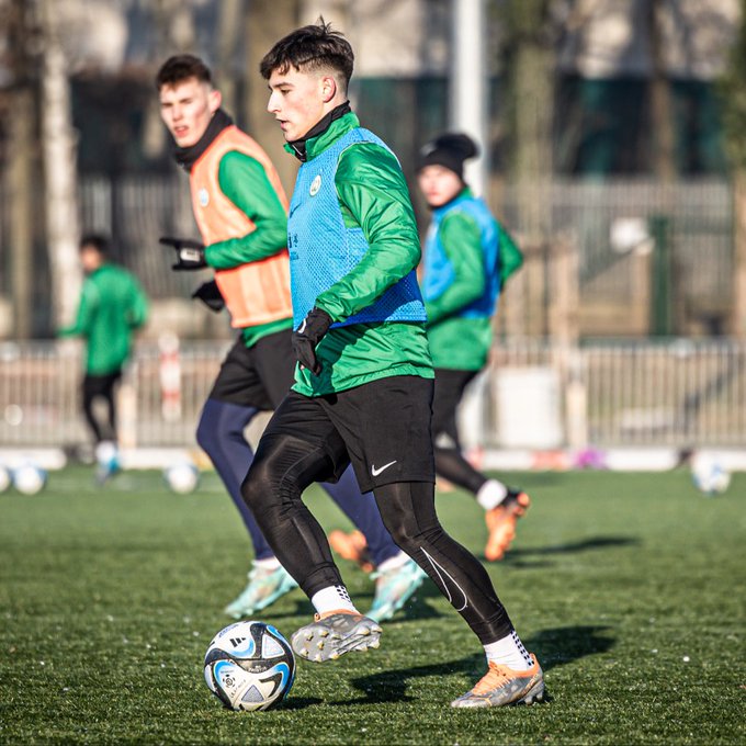 28 piłkarzy uczestniczyło w pierwszym w tym roku treningu Warty Poznań na boisku przy ul. Warmińskiej. Do wylotu na obóz w Turcji "Zieloni" będą ćwiczyli na miejscu, a 20 stycznia rozegrają mecz kontrolny w Łodzi z Widzewem.