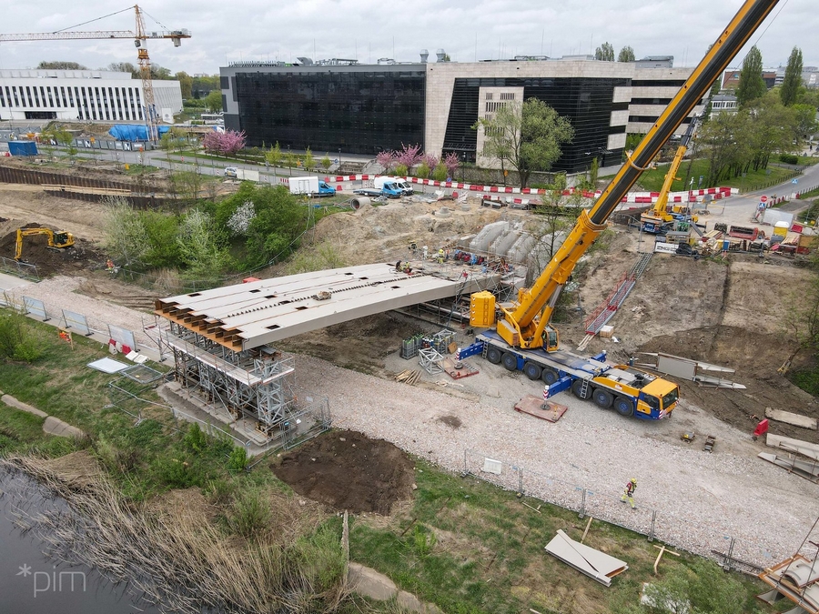 Pierwsza część konstrukcji mostów Berdychowskich już nad Wartostradą