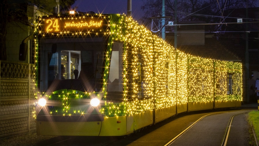 Rozswietlony lampkami tramwaj
