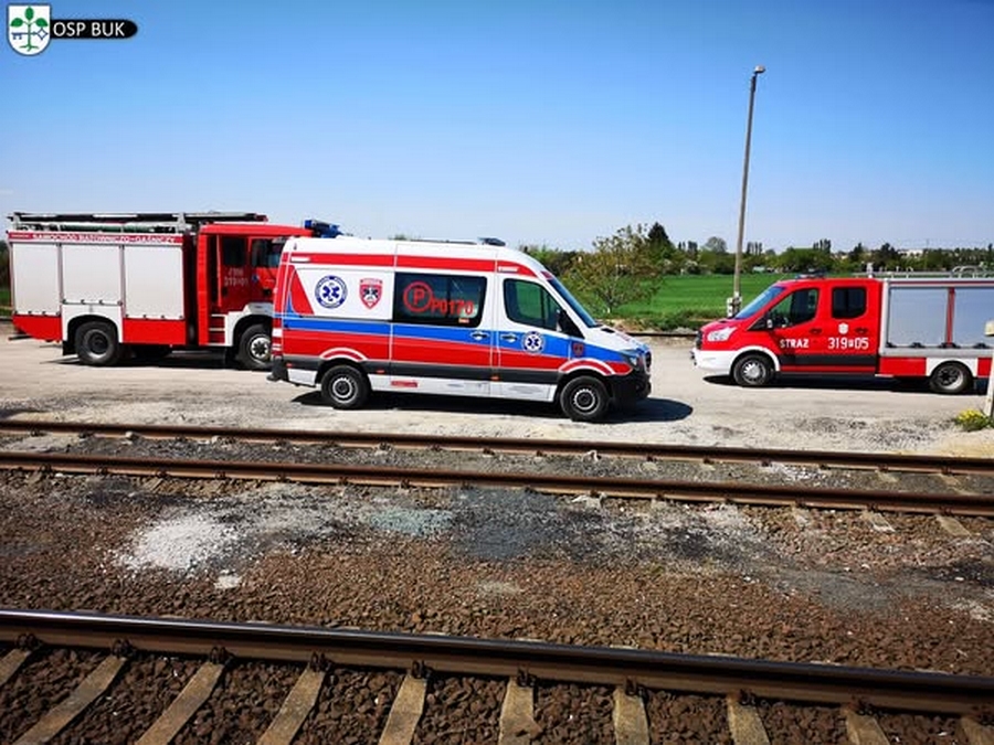 45-letni mężczyzna rzucił się pod pociąg relacji Zbąszynek - Poznań Główny w pobliżu stacji w Buku. 