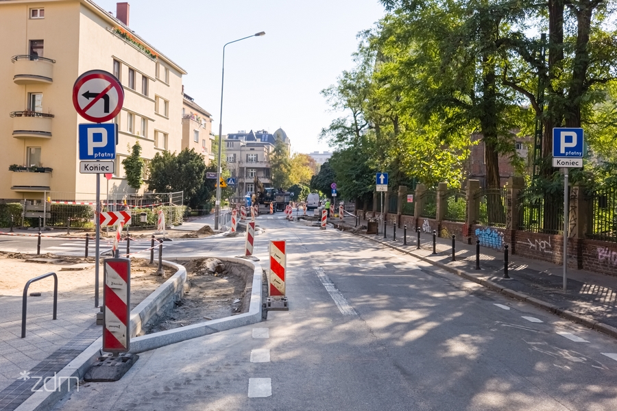 Trwa przebudowa ulicy Sienkiewicza na odcinku od ul. Reja do ul. Kochanowskiego. Po jej zakończeniu mieszkańcy zyskają więcej zieleni i uporządkowaną przestrzeń.